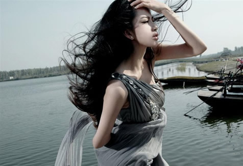 颓废另类伤感女图素材_明媚阳光下的红玫瑰