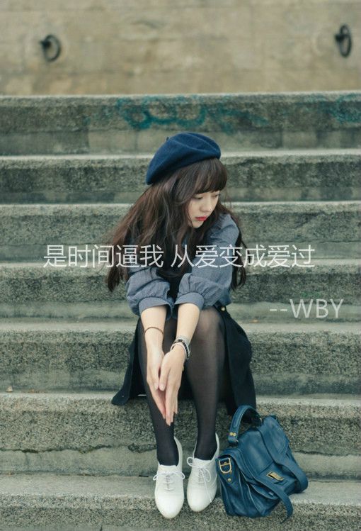姑娘大步往前走，管他身后几条狗