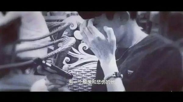 他总是省着自己，为了你，他总是大方的