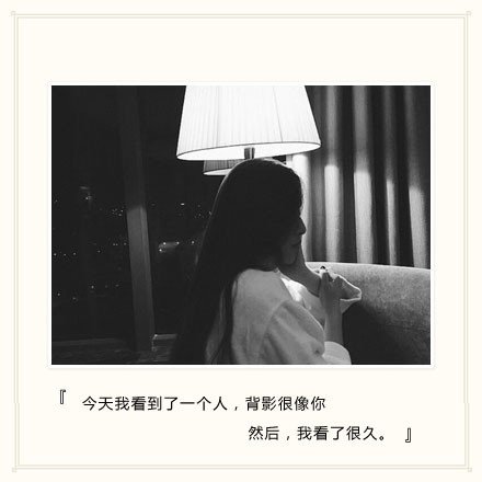 她只喝酒不说话，眼泪掉了也不擦