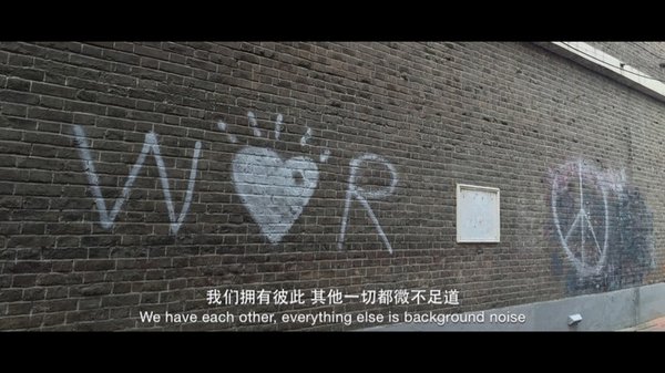 害怕失去，所以逞强的远远看着你